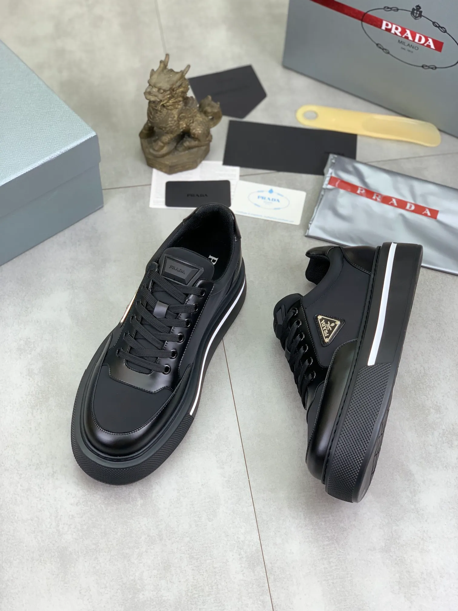 Men's shoes 💰P580 new (higher version) new models are available at PRADA counters simultaneously, new men's shoes, 😘 fabrics are selected from original calfskin. First layer of imported silk cowhide lining. The original version is awesome! 👍🏿Original open-molded non-slip PU outsole, with exquisite lines, simple and elegant, super comfortable and classy on foot, suitable for leisure travel. Code number: 38 to 44 (45 customized) 4️⃣ colors available